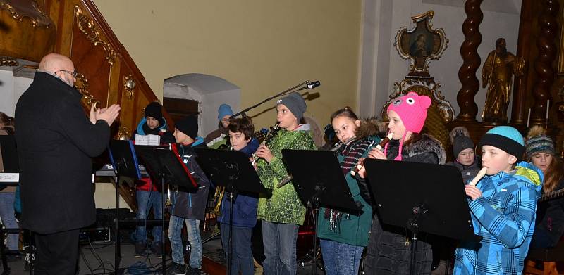 V kostele Nanebevzetí Panny Marie v Trmicích se konal už 14. Vánoční koncert žáků a učitelů zdejší základní školy.