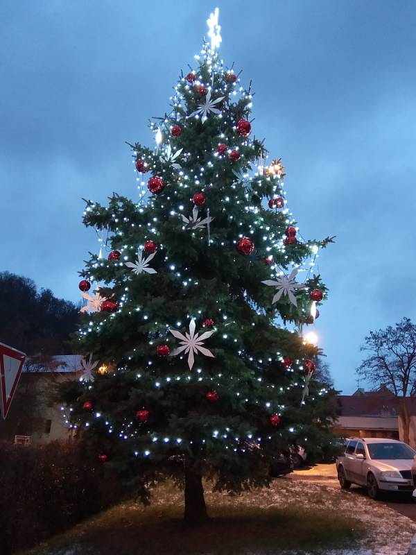 Vánoční strom na Novosedlickém náměstí na horním Střekově