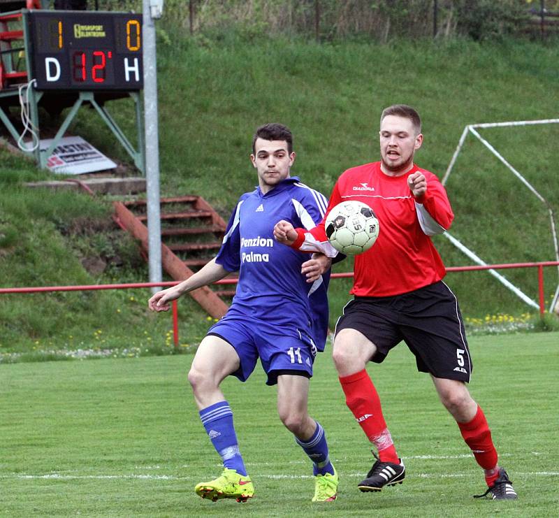 Fotbalisté Střekova (červení) doma porazili Postoloprty 5:2.