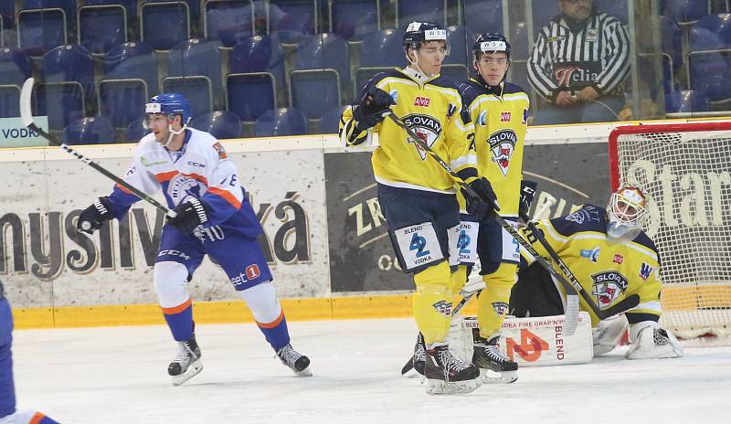 Hokejisté Slovanu (žlutí) doma prohráli s Litoměřicemi vysoko 0:5.