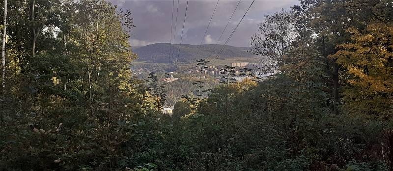 Střížovický vrch v Ústí nad Labem v různých částech roku. Tento snímek je z 16. října 2021.