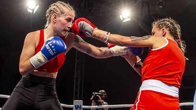 Fabiana Bytyqi (vlevo) a Claudia Ferencziová v souboji na Galavečeru profesionálního boxu Boxing Live 25. září 2020 v Ústí.