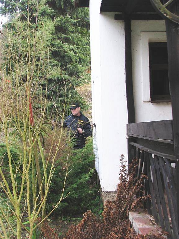 Policisté kontrolují chaty v Podkrušnohoří.