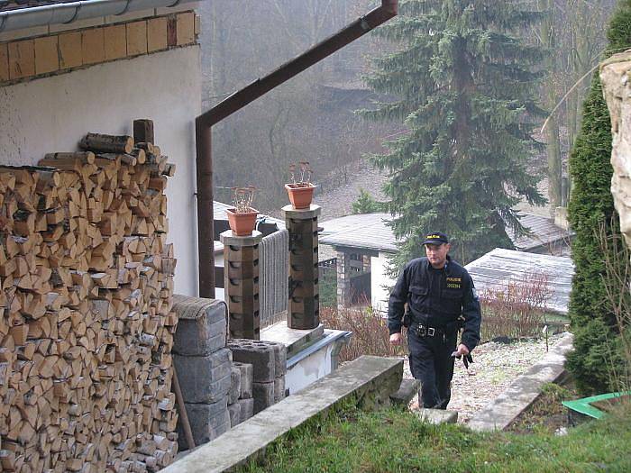 Policisté kontrolují chaty v Podkrušnohoří.