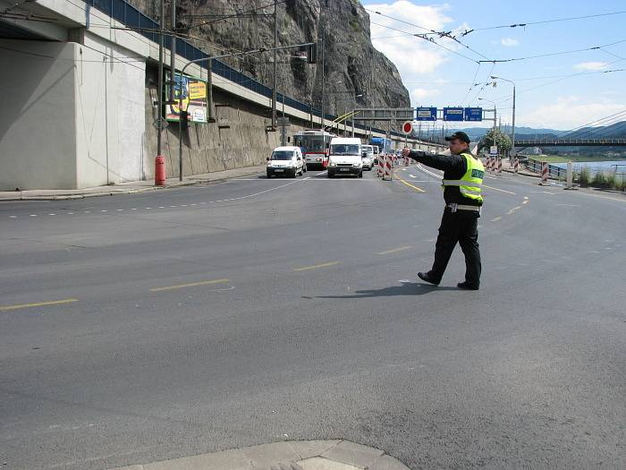 Řidič polského kamionu směřující do Teplic zablokoval v pátek kolem poledne dopravu na Pražské ulici. 