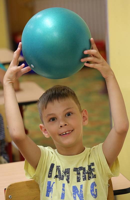 Děti používají ve škole při výuce a o přestávce relaxační balony SBALL.