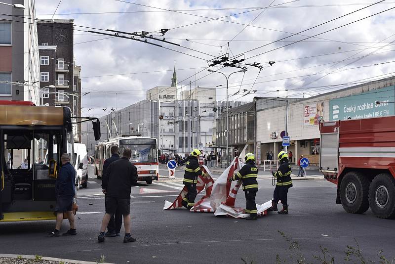 Vítr zastavil i dopravu v centru Ústí nad Labem. Plakát se zamotal do trakčního vedení a odstranit ho museli technici s asistencí hasičů.