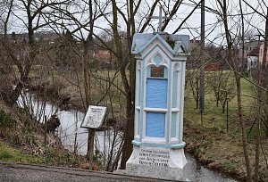 Povodňový památník na Blšance v Kryrech. Ilustrační foto.