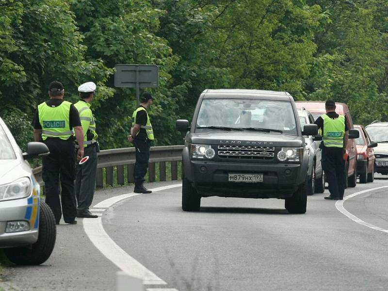 Policisté kontrolují vozidla mířící do Ústí nad Labem.