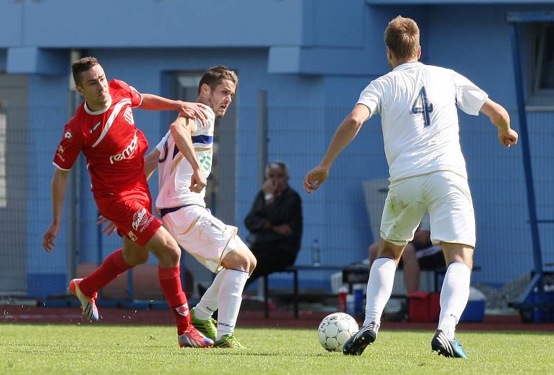 Ústečtí fotbalisté (bílí) doma prohráli s Pardubicemi 0:1. 