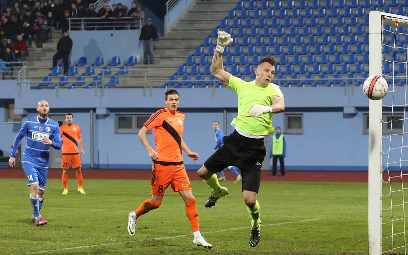 Ústečtí fotbalisté (modří) doma remizovali s Frýdkem 0:0.