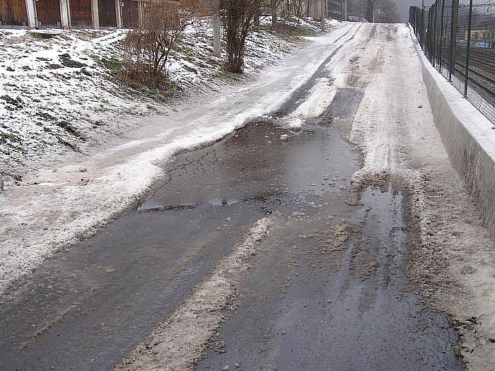 Vytékající stružka vody na křižovatce ulic Čajkovského a Nebeské schůdky vytvořila ledový krunýř po celé vozovce. Situace trvá již několik dní. Pro vozidla je úsek obtížně průjezdný a pro obyvatele podél ulice je tato část vozovky prakticky neprůchodná.