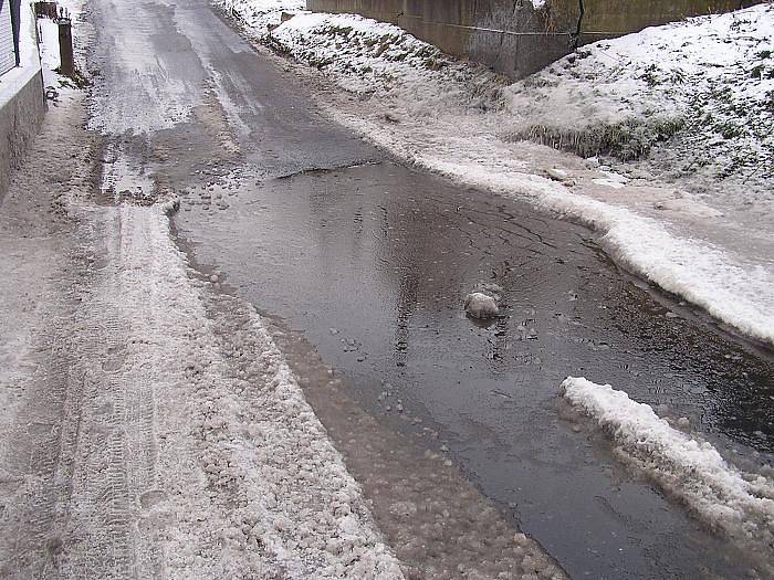 Vytékající stružka vody na křižovatce ulic Čajkovského a Nebeské schůdky vytvořila ledový krunýř po celé vozovce. Situace trvá již několik dní. Pro vozidla je úsek obtížně průjezdný a pro obyvatele podél ulice je tato část vozovky prakticky neprůchodná.