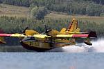Speciální hasičská letadla Canadair CL-415 nabírají vodu z jezera Milada v létě 2022. Ilustrační foto