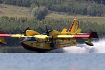 Speciální hasičská letadla Canadair CL-415 nabírají vodu z jezera Milada. Ilustrační snímek
