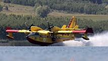 Speciální hasičská letadla Canadair CL-415 nabírají vodu z jezera Milada, čtvrtek 28. července.