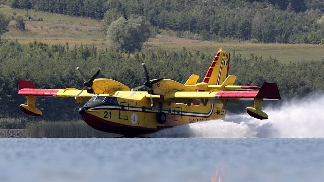 Speciální hasičská letadla Canadair CL-415 nabírají vodu z jezera Milada v létě 2022. Ilustrační foto