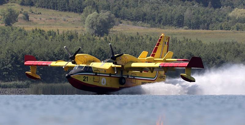Speciální hasičská letadla Canadair CL-415 nabírají vodu z jezera Milada, čtvrtek 28. července.