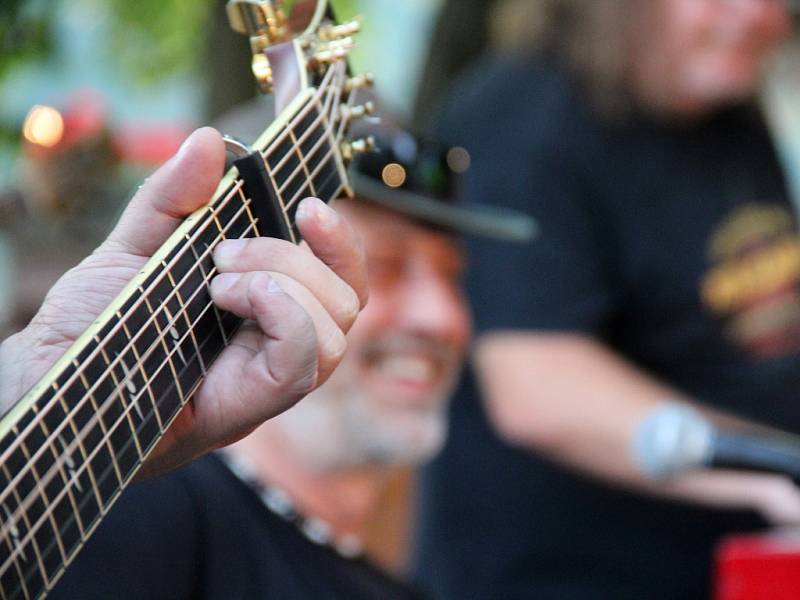 Festival Střekovské hudební léto začal v Ústí na Hradě Střekov v pátek 13. července koncertem Petr Kalandra Memory Bandu