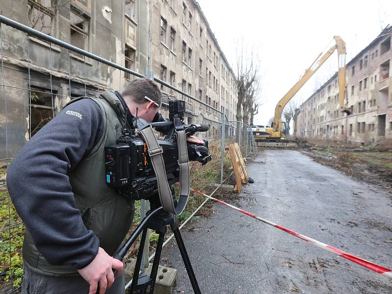 V ulici Na Nivách začalo bourání zdevastovaných domů.