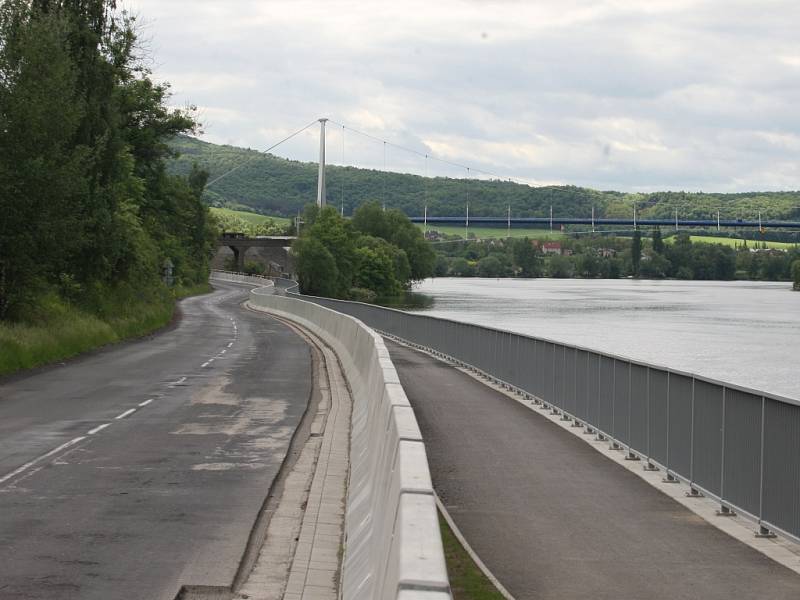 Po novém úseku cyklostezky se už týdny prohánějí cyklisté. Dělníci tu však stále dokončují terénní úpravy, vyměňují poškozené obrubníky, doplňují značení. 