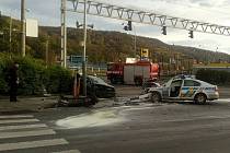 DOPRAVNÍ NEHODA policejního auta s vozidlem značky Volkswagen  v ulici Revoluční v Ústí si vyžádala tři zraněné. 