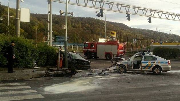 DOPRAVNÍ NEHODA policejního auta s vozidlem značky Volkswagen  v ulici Revoluční v Ústí si vyžádala tři zraněné. 