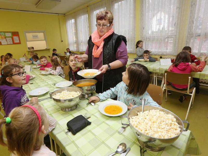Šéfkuchař z Větruše vařil školákům.