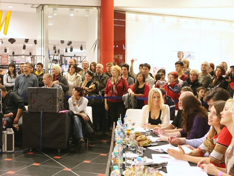 Casting na Českou miss 2013 ve Foru v Ústí nad Labem.