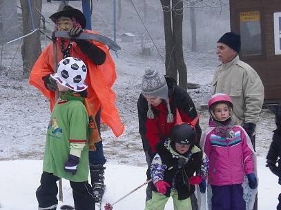 Tradiční silvestrovský karneval na sjezdovce Meva na Telnici.