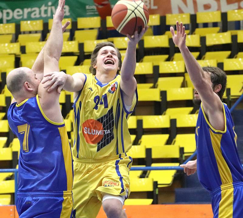 Basketbalisté Slunety B (žlutí) oplatili rezervě Litoměřic podzimní porážku a drží v tabulce Severočeské ligy 5. místo těsně před soupeřem.