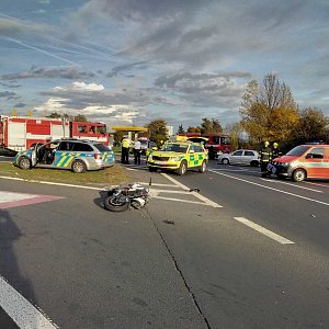 Vážná dopravní nehoda u Chlumce. Motorkář zemřel.