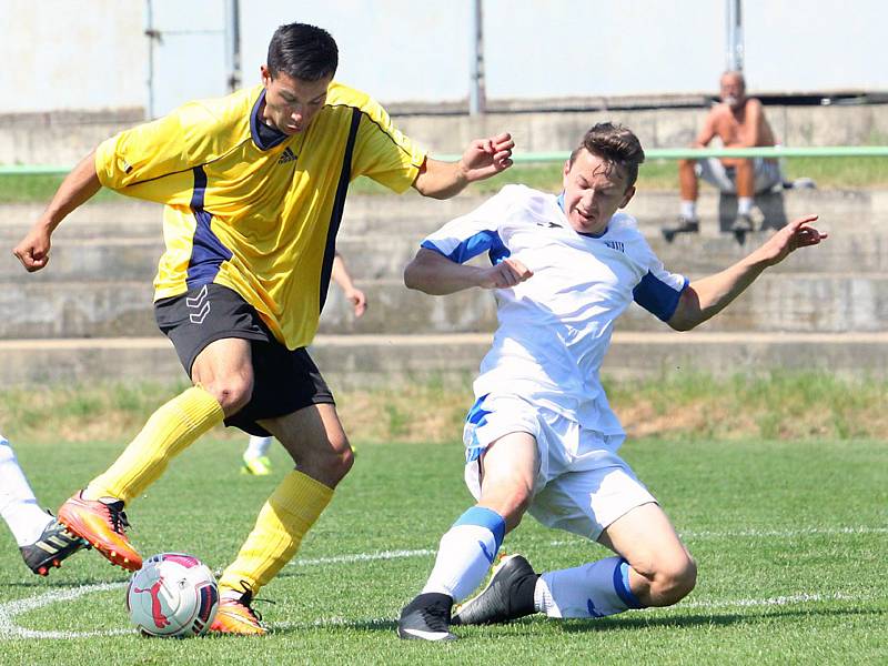 Fotbalisté Trmic (ve žlutočerném) doma smetli Chlumec 9:1.