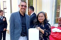 Richard Pokorný s velvyslankyní Kenssy D. Ekaningsigh na indonéském velvyslanectví v Praze.
