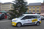 Taxík Maxík vyjíždí do ulic města.
