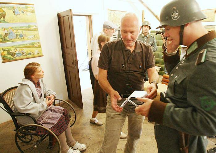 Ač natáčí Petr Nikolaev film Lidice v Chcebuzi na Litoměřicku, včera si vybral pro vznik snímku o tragédii zubrnický skanzen. 