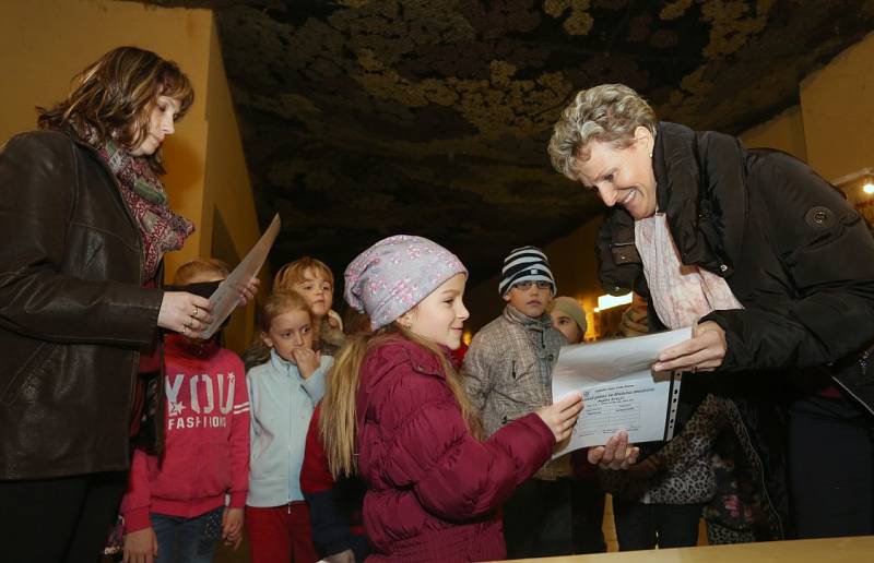 Šestačtyřicet žáků prvních tříd Základní školy Velké Březno převzalo pololetní vysvědčení v pavilonu šelem ústecké zoologické zahrady.