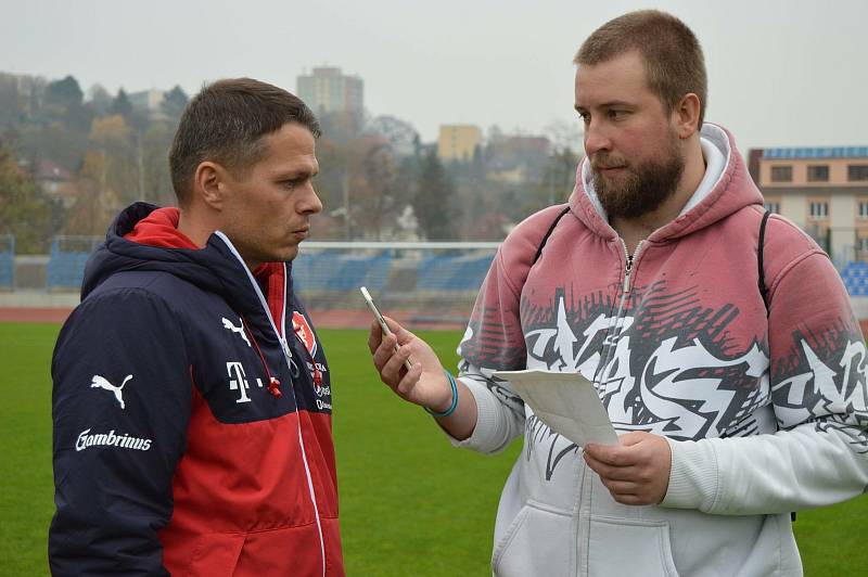 Daniel Brzák je sportovním redaktorem, externě učí sportovní kroužky a také ve škole. Na snímku vpravo s fotbalistou Liborem Sionkem.