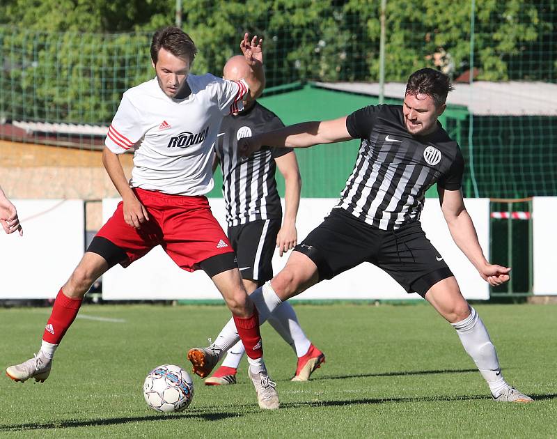 I.A třída. Ústecké městské derby Neštěmice (bíločervení) - Mojžíř (černí) skončilo remízou 2:2, na penalty zvítězilo mužstvo Neštěmic.