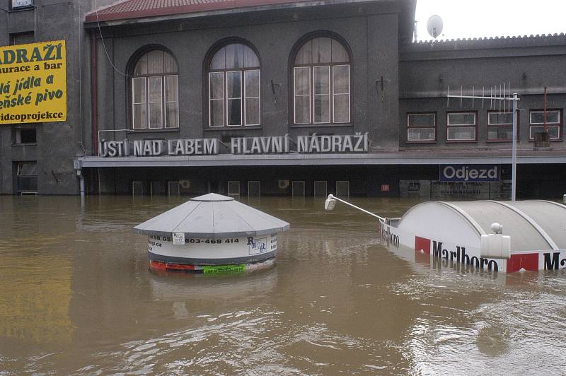 Takto zachytil povodně v srpnu 2002 v centru Ústí nad Labem fotograf Petr Berounský.