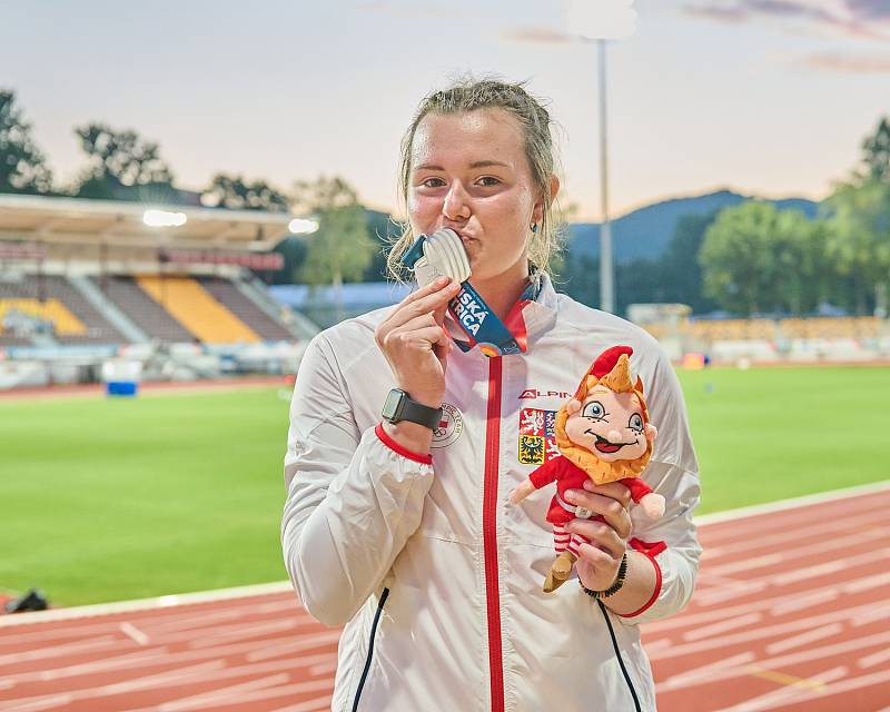 Natálie Fišerová se stříbrnou medailí z Evropského olympijského festivalu mládeže. Foto: ČOV/ Barbora Reichová