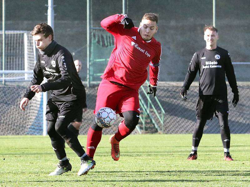 Fotbalisté Neštěmic (v červeném) doma v posledním podzimním kole porazili Českou Kamenici 3:1. Foto: Deník/Rudolf Hoffmann