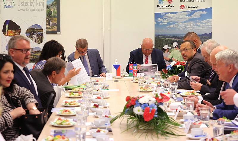 Členové vlády ČR včetně premiéra Andreje Babiše dorazili z Teplic do Ústí nad Labem.