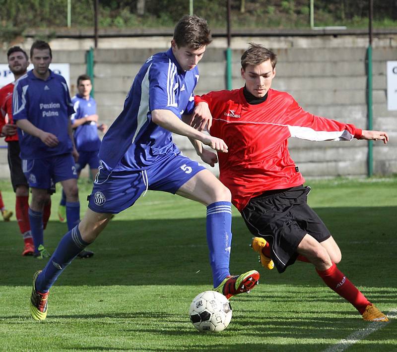 Fotbalisté Střekova (červení) doma porazili Postoloprty 5:2.