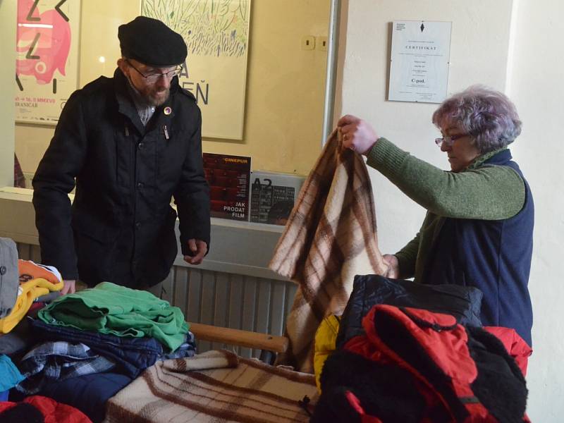 Markéta Krejčová z Dobrovolnického centra a Aleš Bárta z Hraničáře třídí ošacení. 