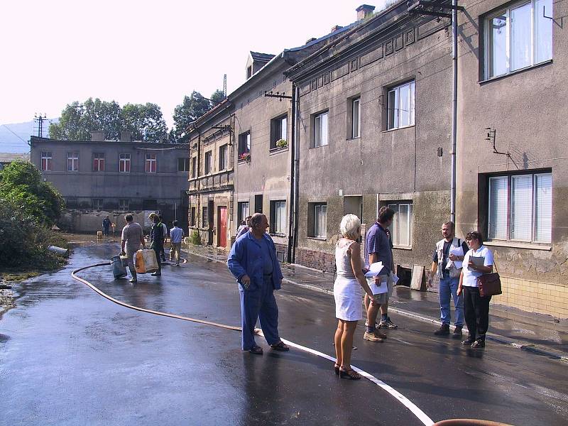 V pondělí 19. srpna 2002 se obyvatelé Krásného Března postupně začali vracet domů. Na snímku jsou vidět jejich byty - jde o ulici Křižíkova v ústeckém Krásném Březně.
