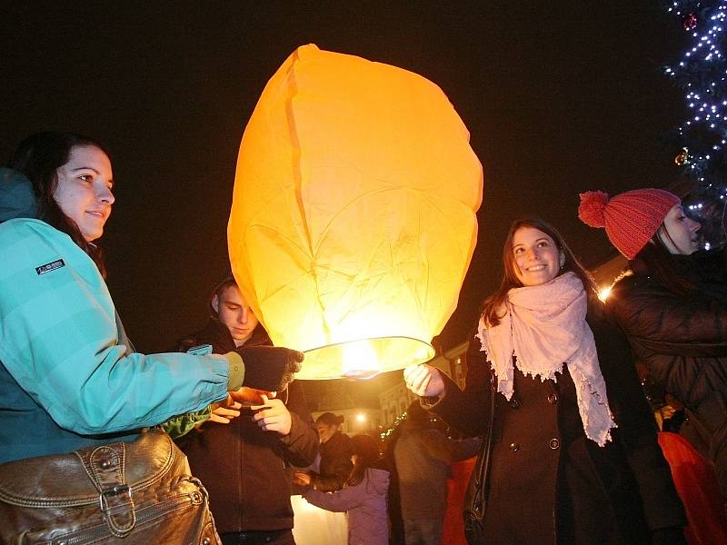 Pouštění lampionů z Lidického náměstí