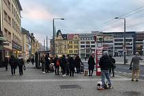 Novinka, nástup předními dveřmi, lidi v Ústí v praxi příliš  nenadchla. Vadí jim hlavně delší intervaly a naplněnost vozů MHD.