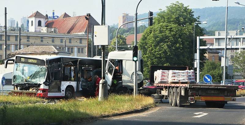 Nehoda autobusu a nákladního vozu na křižovatce pod Větruší v Ústí