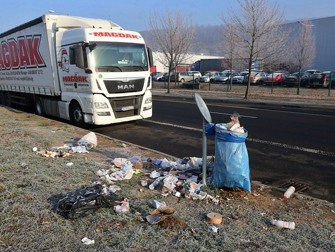 Hory odpadu, jež v průmyslové zóně zůstávají po kamioňácích, vadí místním firmám.